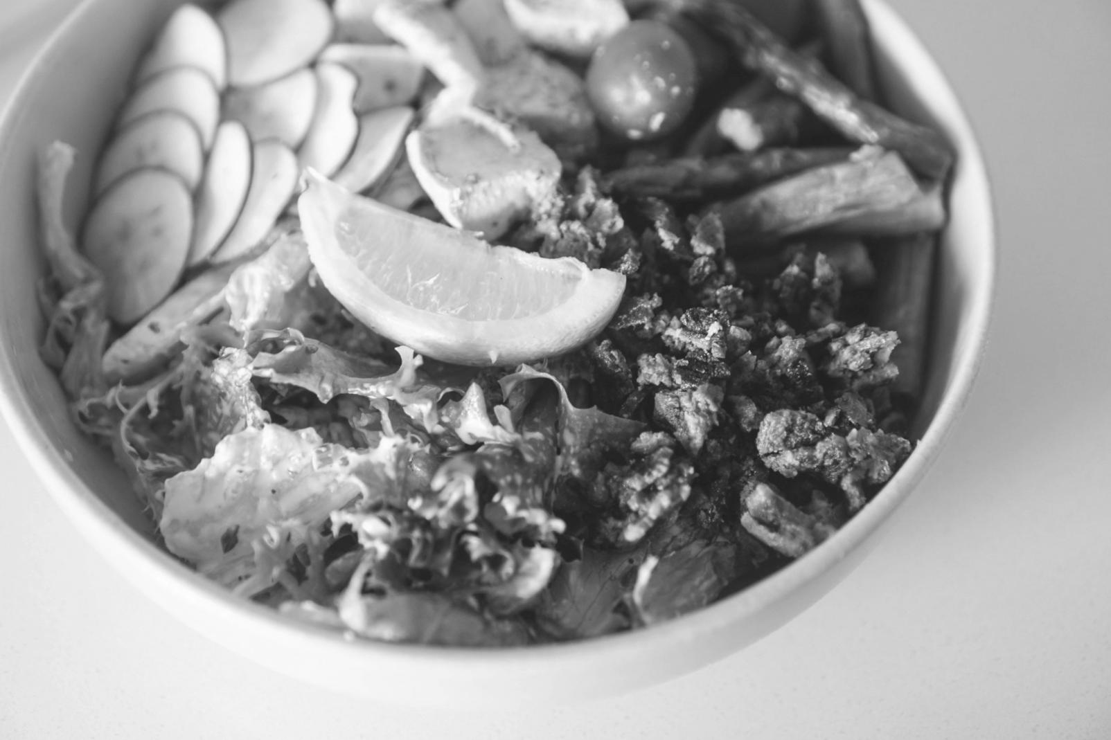 Chef che prepara un piatto vegetale colorato e appetitoso